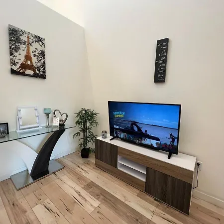 Modern One-Bed Loft In Hollywood Sign View & Free Parking Apartment